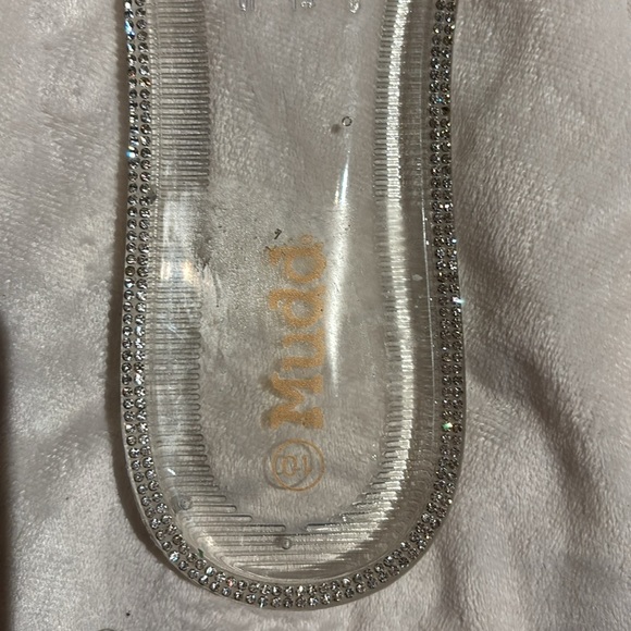 MUDD SLIDE/SANDALS CLEAR CRYSTAL EMBELLISHMENT SILVER SPARKLE TRIM
FUN & STYLISH - Picture 9 of 13